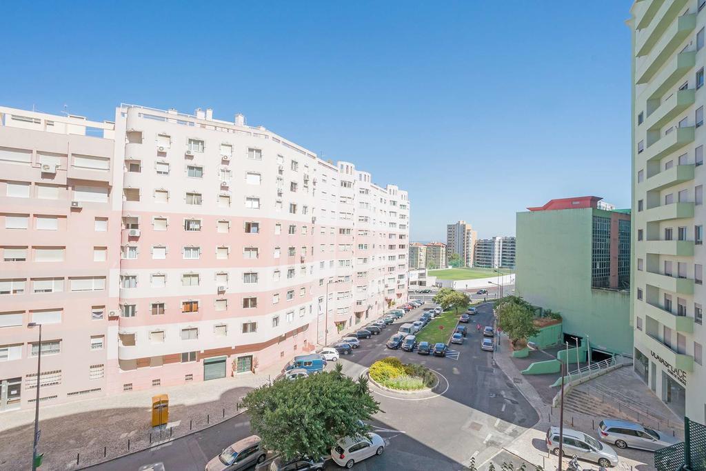 1-Minute Walk To The Metro And 2 To The Supermarket Lisboa Exteriör bild